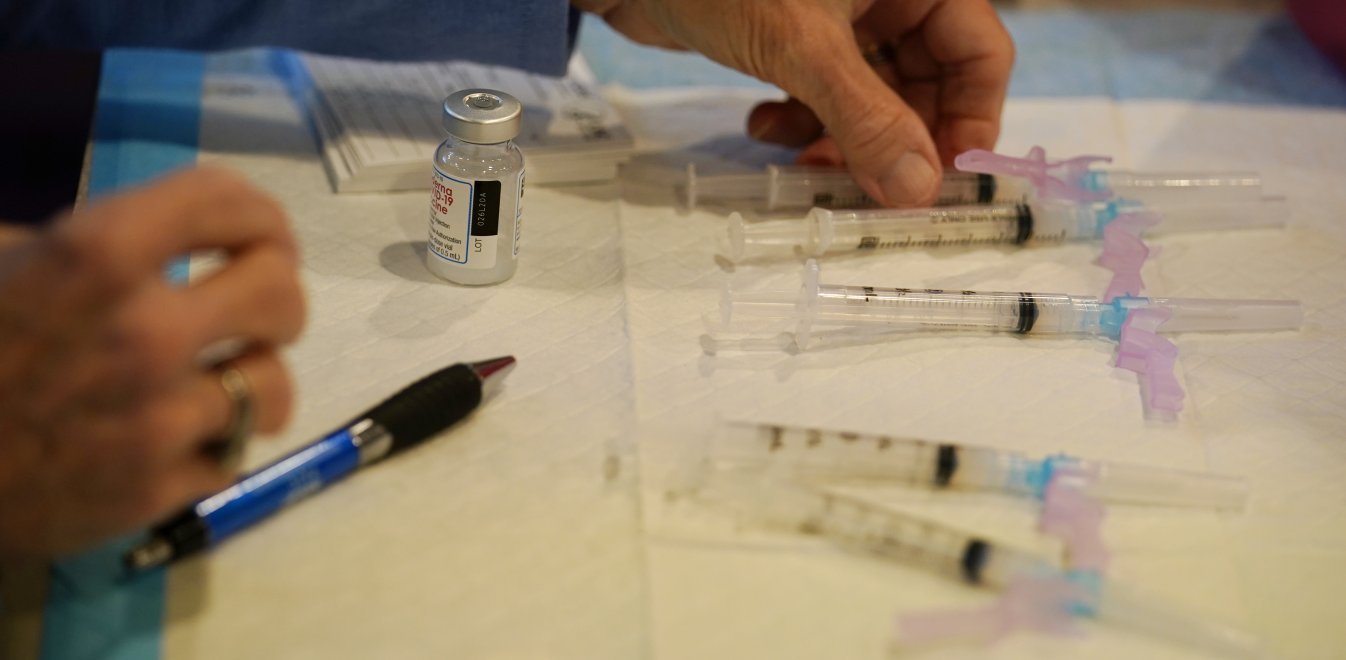 Εμβόλιο: Τι ισχύει για αλλεργίες, έγκυες και πρώην ασθενείς Covid