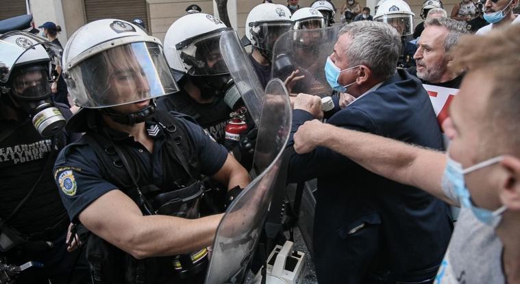 Άρχισαν τις διώξεις με τον νόμο κατά διαδηλώσεων