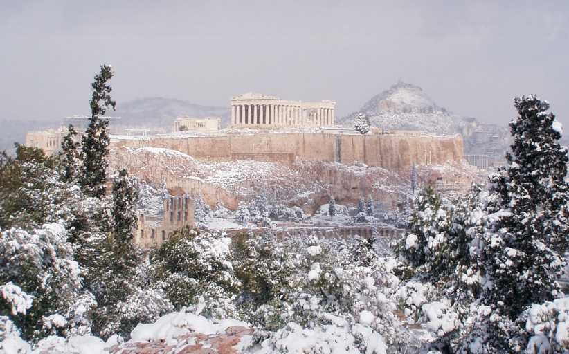 Το meteo.gr «αμφισβητεί» την ΕΜΥ: Παρόμοια της «Μήδειας» τα χιόνια το 2002 και το 2008