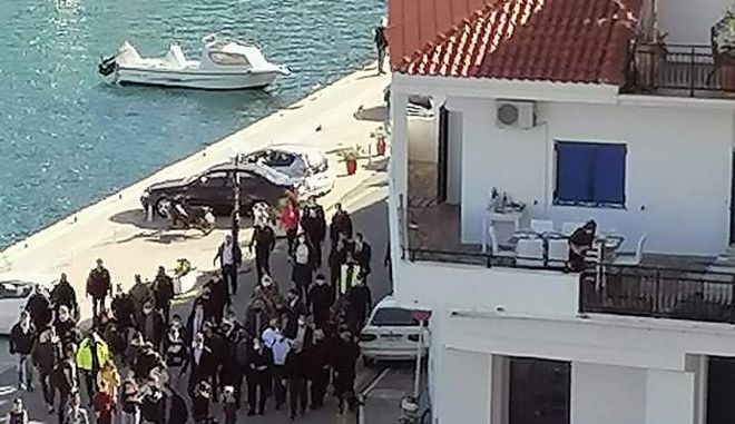 Guardian: Μητσοτάκης αντιμέτωπος με αυξανόμενο θυμό
