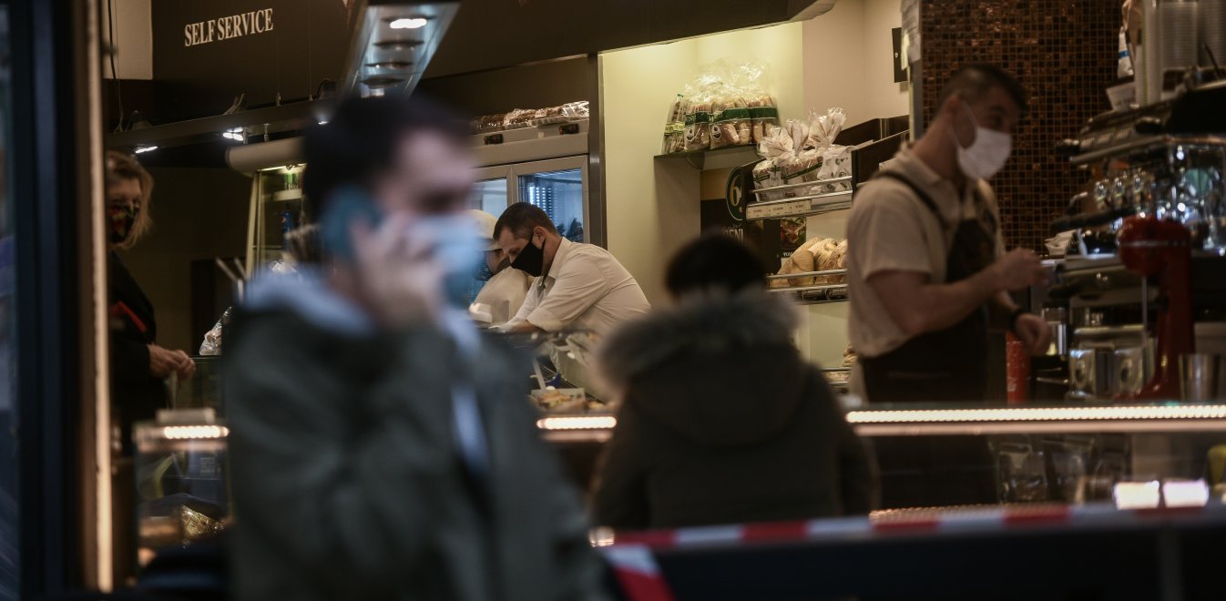 Take away: Από 2 Φεβρουαρίου 300 ευρώ πρόστιμο για αναμονή σε καφετέριες