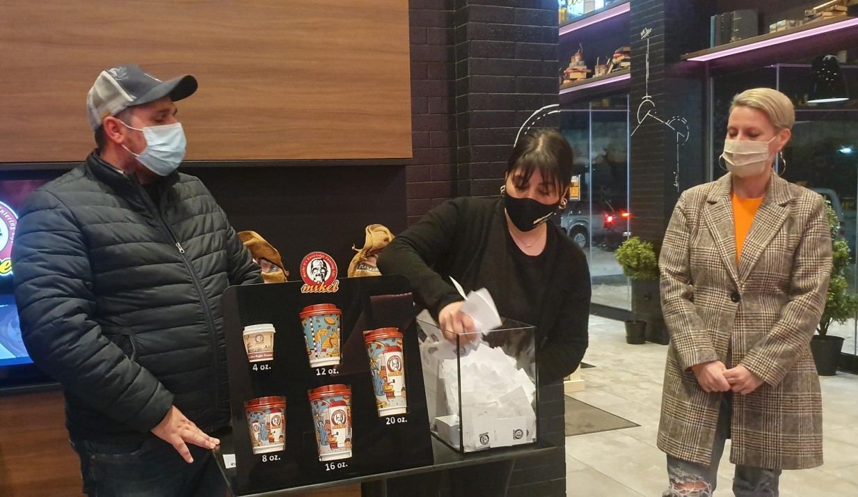 Πραγματοποιήθηκε η κλήρωση στο mikel coffee για τον διαγωνισμό