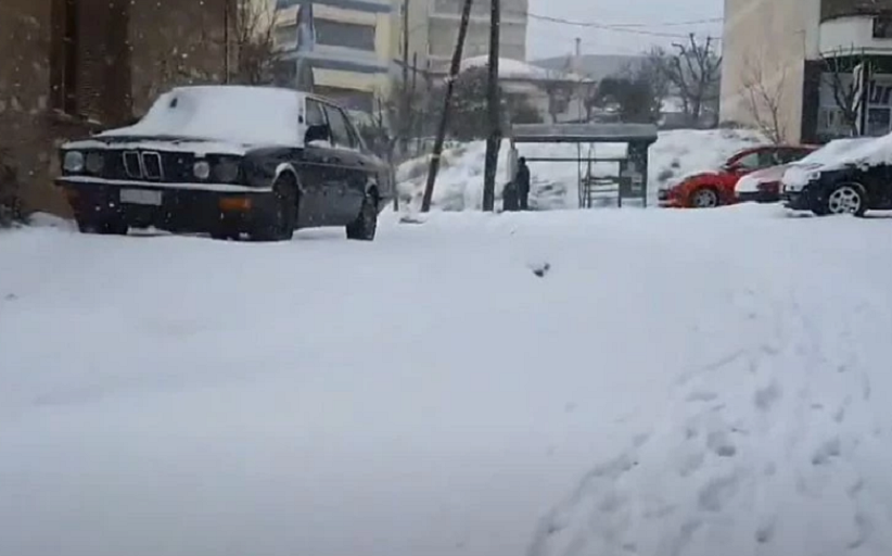 Χιονίζει στη Β. Ελλάδα: Πού χρειάζονται αλυσίδες