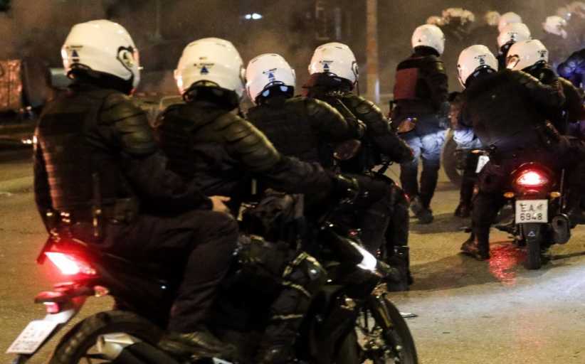 Αστυνομικός φωνάζει «Πάμε να τους γ..... πάμε να τους σκοτώσουμε»