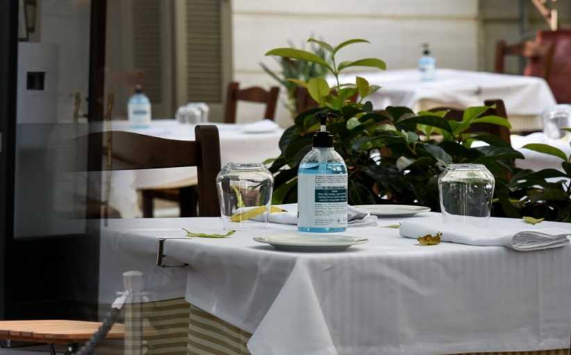 Ειδική επιτροπή εξετάζει πώς θα ανοίξουν νωρίτερα καταστήματα κι εστίαση