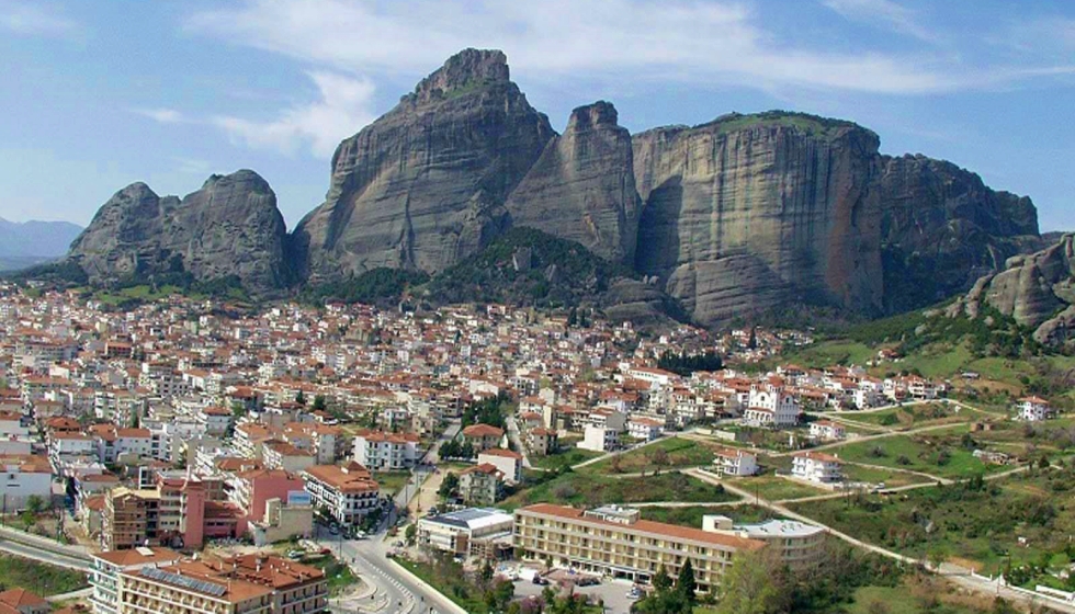 Στα χρώματα της γαλανόλευκης φωτίζει τα Μετέωρα η ΠΕ Θεσσαλίας για τα 200 χρόνια από την Επανάσταση του 1821