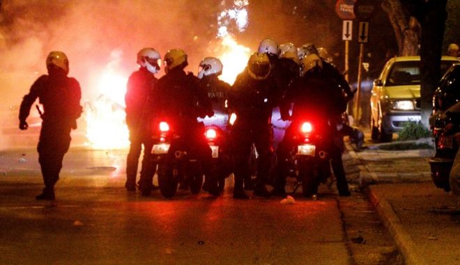 Νέα Σμύρνη: Βαριές κατηγορίες για τους 16 συλληφθέντες