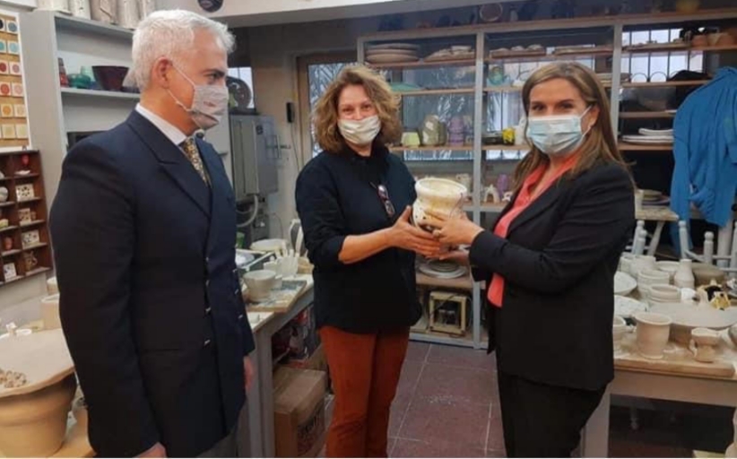 Επίσκεψη Υφυπουργού Υγείας Ζωής Ράπτη στο ΚΕΘΕΑ-ΔΙΑΒΑΣΗ. Την υποδέχθηκε ο Πρόεδρος του Οργανισμού, Χρίστος Λιάπης.