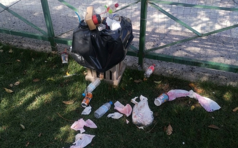 Ένα καλό καθάρισμα από τα σκουπίδια, η παιδική χαρά στην πλατεία Δημουλά, το απαιτεί...