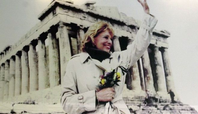 Ποια είναι αυτή δίπλα στη Μενδώνη; - Ε όχι και επιγραφή στην Ακρόπολη
