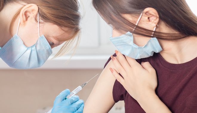 Εμβολιασμοί: Πότε παίρνουν σειρά οι 20αρηδες - Ολοταχώς για 2,8 εκ. το μήνα