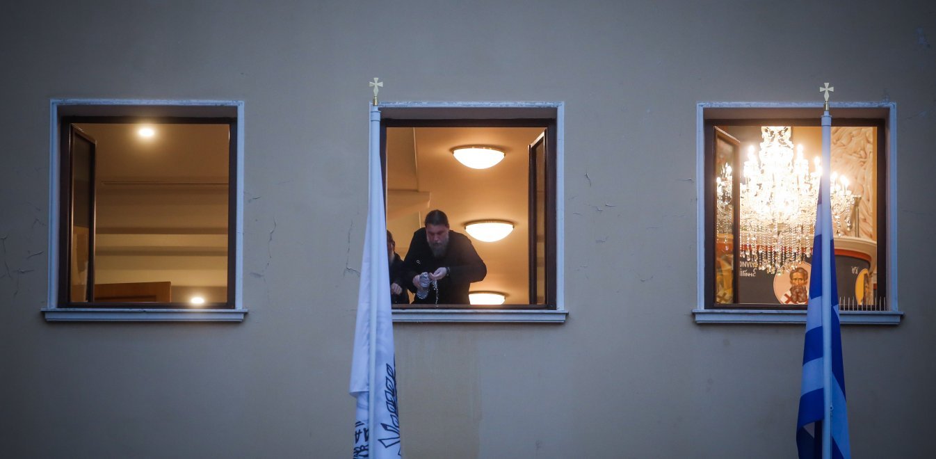 Μόνη Πετράκη: Το προφίλ του ιερέα με το βιτριόλι - Η επίθεση και τα ναρκωτικά