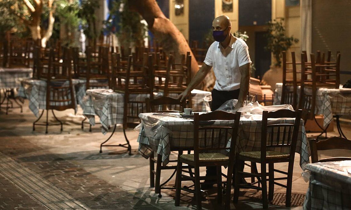 Οι λοιμωξιολόγοι συνεδριάζουν την Τετάρτη - στο τραπέζι μουσική και ωράριο κυκλοφορίας
