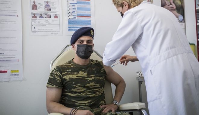 Στρατός και εμβόλιο: Πέντε μέρες άδεια σε όποιον μόνιμο ή στρατεύσιμο το κάνει