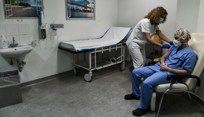 Ξεκινά η επ' αόριστον αναστολή σε ανεμβολίαστους υγειονομικούς
