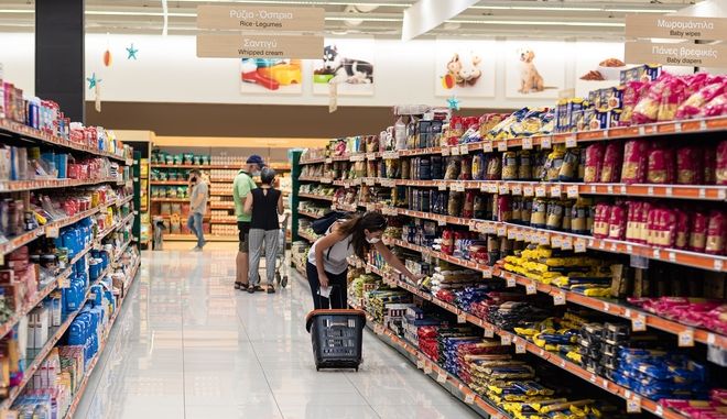 Κύμα ακρίβειας πλήττει ευάλωτους και μεσαία τάξη