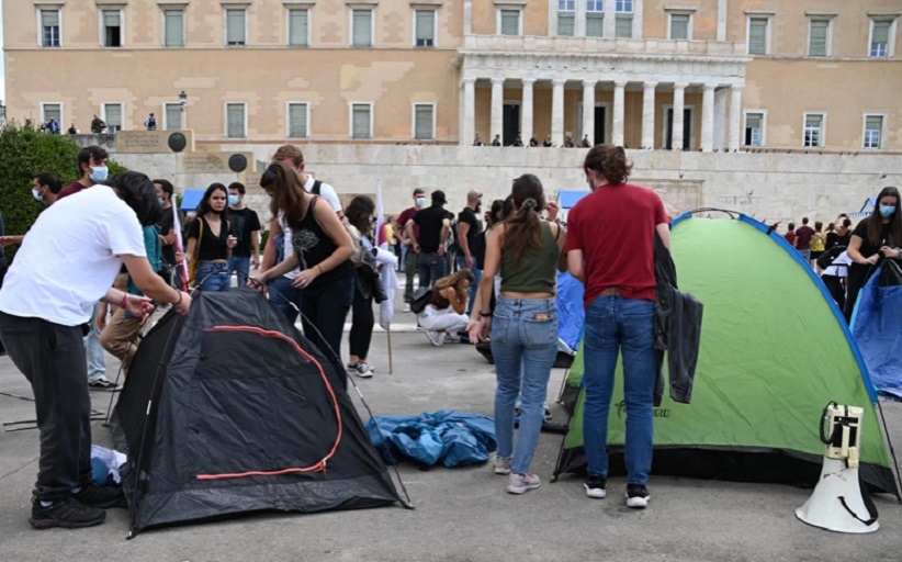 Συγκέντρωση φοιτητικών συλλόγων στο Σύνταγμα με αίτημα τη διασφάλιση στέγης για τους φοιτητές