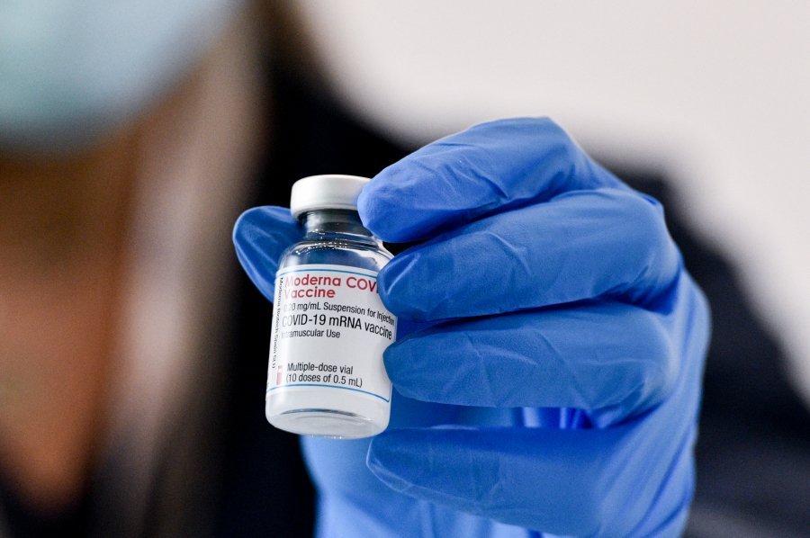 Moderna: Ετοιμάζει εμβόλιο που θα «χτυπά» ταυτόχρονα κορονοϊό και γρίπη