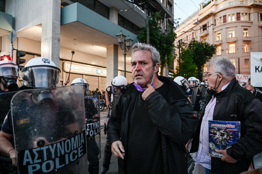 Χημικά στους εκπαιδευτικούς! - «Αποκαταστήσαμε την κυκλοφορία των οχημάτων» λέει η ΕΛ.ΑΣ