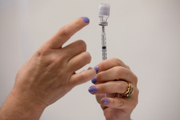 ΕΜΑ: Εγκρίθηκε η τρίτη δόση με Pfizer για τους άνω των 18