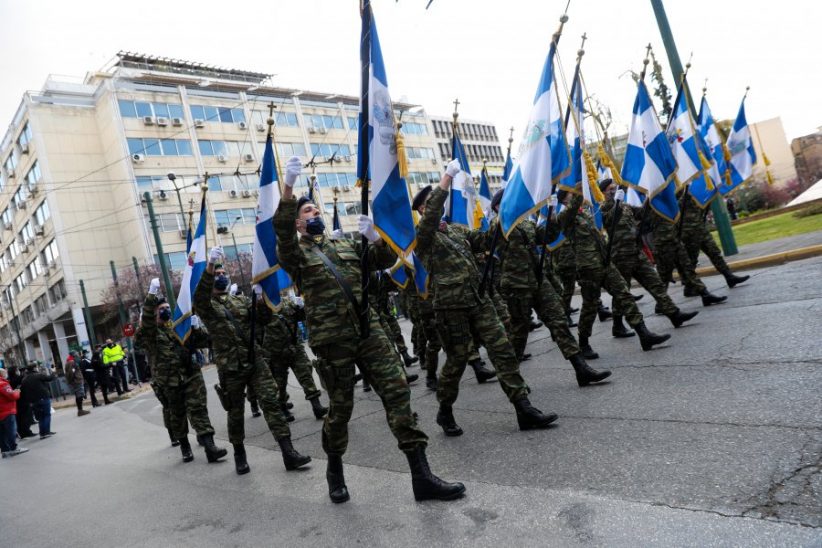Με μάσκες στις παρελάσεις
