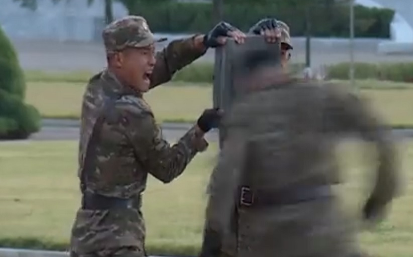 Βόρεια Κορέα: Σπάνε τούβλα και λυγίζουν ράβδους με τον λαιμό ενώ ο Κιμ Γιονγκ Ουν θαυμάζει
