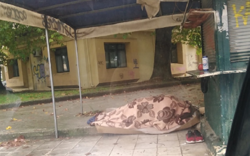Τρίκαλα: Γροθιά στο στομάχι η φωτογραφία με τον άστεγο συμπολίτη