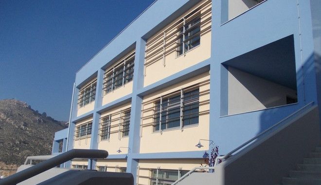 Την κούρεψαν με αφορμή μια διαφωνία για τα μέτρα κατά του κορονοϊού