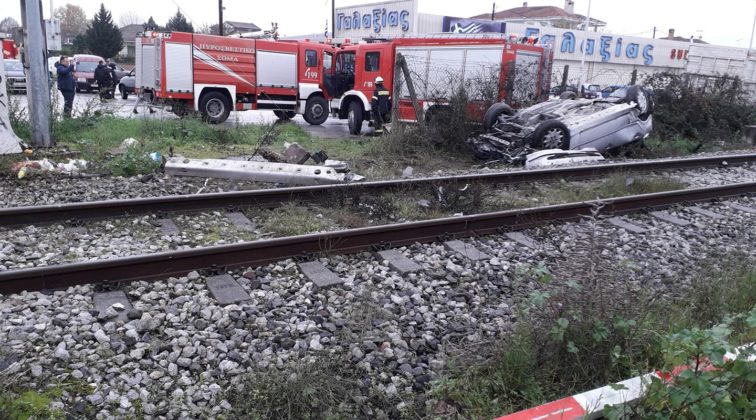 Αυτοκίνητο παρασύρθηκε από αμαξοστοιχία στα Τρίκαλα