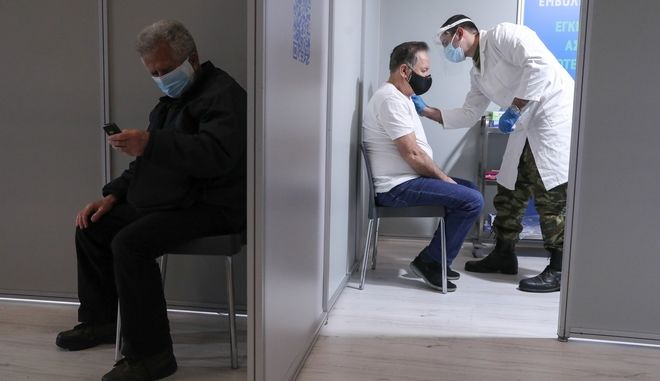 Μόσιαλος: Σχεδόν μηδενική η πιθανότητα νοσηλείας μετά την τρίτη δόση