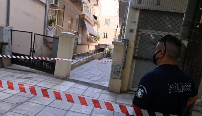 Χτύπησε τη σύζυγό του 8 φορές με κυνηγετικό μαχαίρι