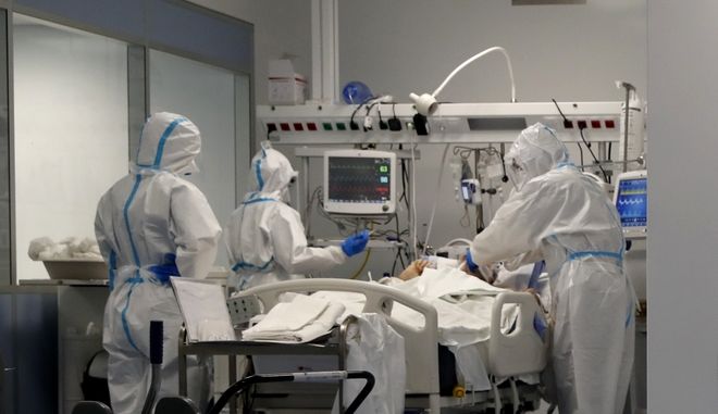 Η «έκρηξη» μολύνσεων αύξησε τις νοσηλείες - Πιέζεται το ΕΣΥ