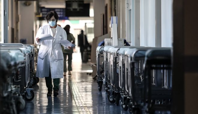 Κορονοϊός: Κίνητρα σε γιατρούς - Μπαράζ ελέγχων στην εστίαση