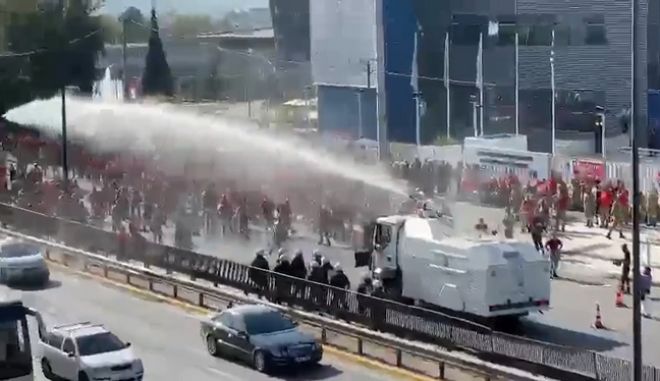 Αστυνομικοί έριξαν χημικά και νερό στους πυροσβέστες