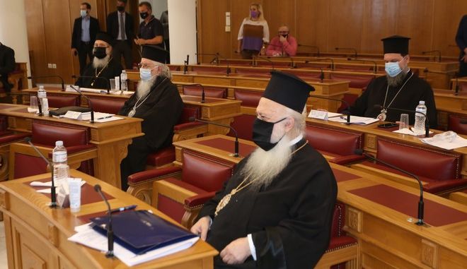 Ιερά Σύνοδος: Σεβόμαστε τη Πολιτεία αλλά δεν θα ελέγχουμε εμείς τους πιστούς