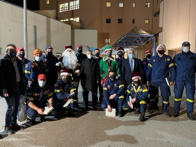 Ο Αη Βασίλης ήρθε και φέτος στην  Παιδιατρική Κλινική του Πανεπιστημιακού μοιράζοντας τα δώρα της ΠΕ Θεσσαλίας