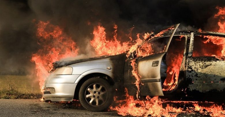 Κάηκε αυτοκίνητο στη Λάρισα τυλίχθηκε στις φλόγες