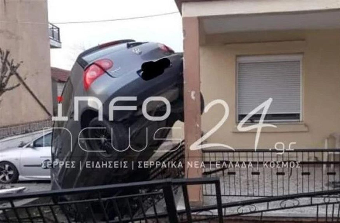 Αυτοκίνητο «κρεμάστηκε» σε φράχτη σπιτιού