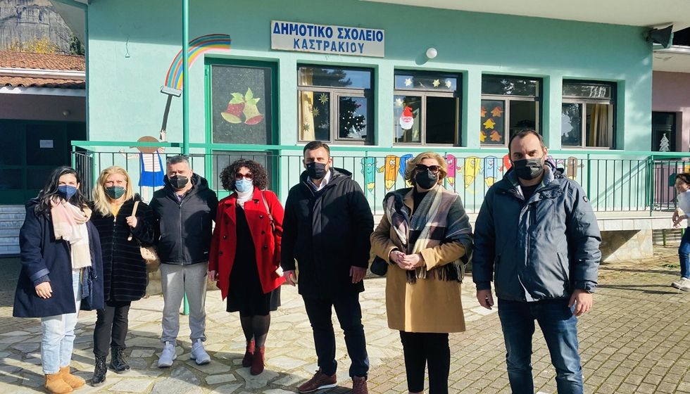 Παραδόθηκε νέος εξοπλισμός σε εφτά σχολεία του Δήμου Μετεώρων από τον Λευτέρη Αβραμόπουλο