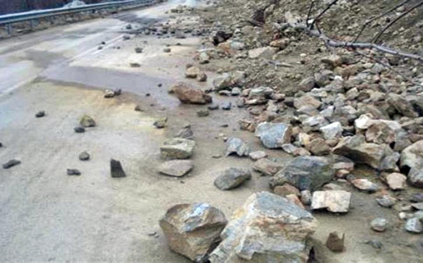 Τρίκαλα: Καταπτώσεις βράχων και νερά στο οδόστρωμα - Ανεβαίνει η στάθμη των ποταμών