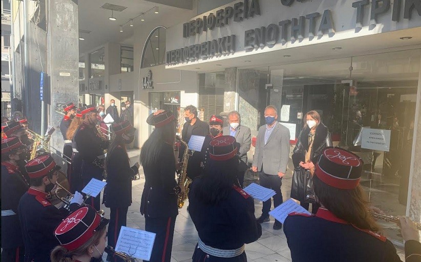 Πρωτοχρονιάτικα κάλαντα στον Αντιπεριφερειάρχη Τρικάλων κ. Χρήστο Μιχαλάκη έψαλε η Δημοτική Φιλαρμονική