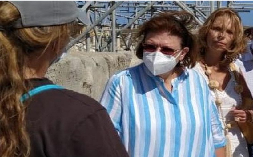 Εκτεθειμένη για μια ακόμη φορά η Μενδώνη