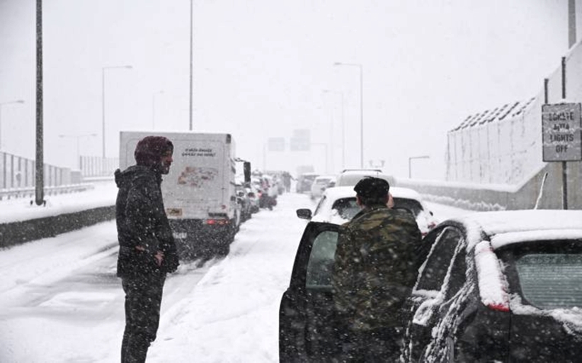 Κακοκαιρία «Ελπίς»: «5,5 ώρες εγκλωβισμένοι στην Αττική Οδό»