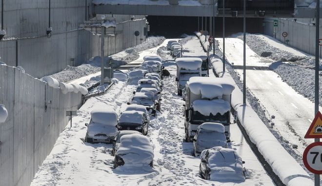 Να θυσιαστούν όλοι για να προστατευτεί ο Μητσοτάκης