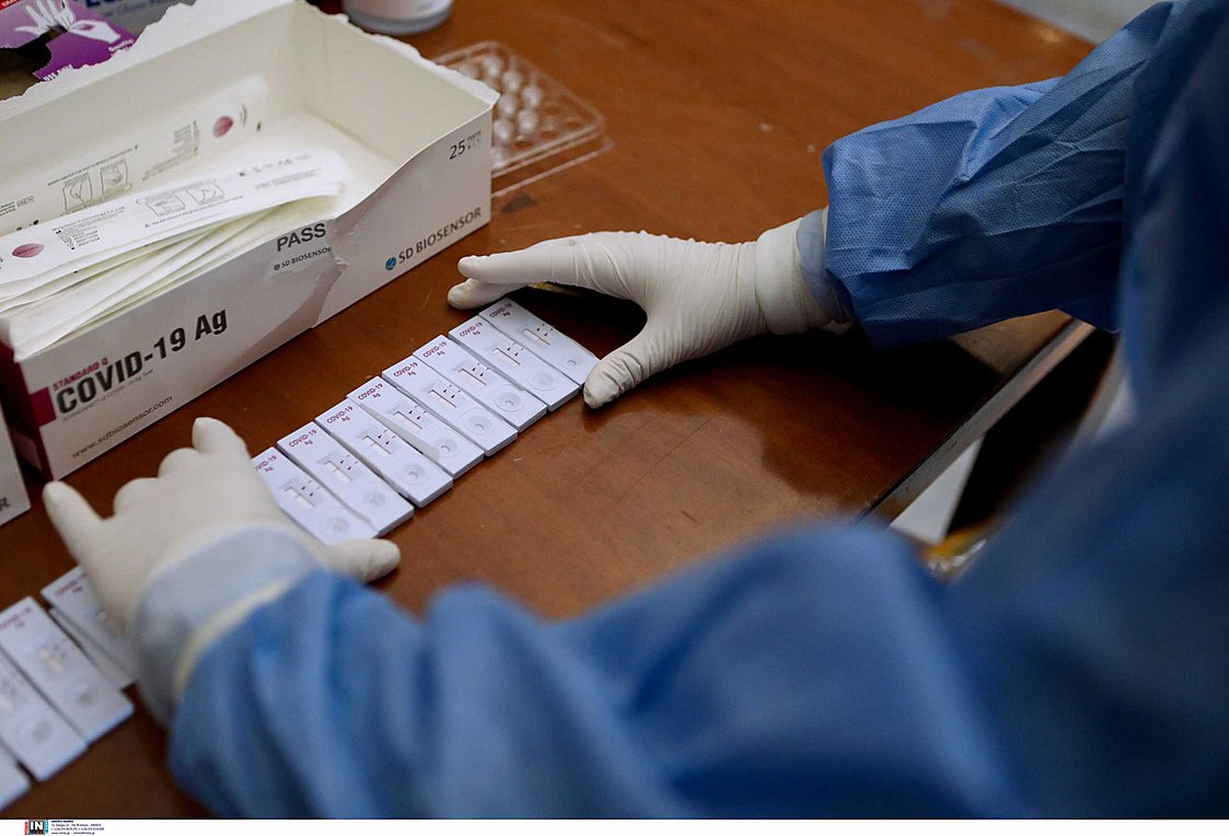 Εμβολιασμένοι εργαζόμενοι: Τι θα ισχύει σε περίπτωση θετικού rapid test