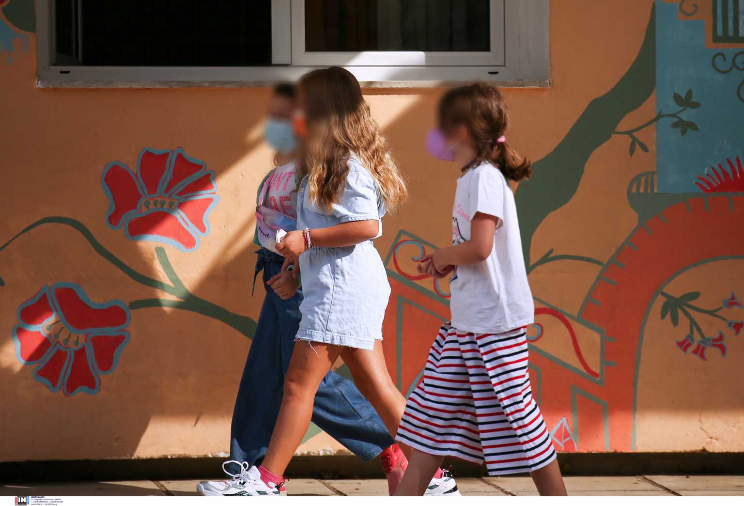 Σχολεία: Θετικός στον κορονοϊό μαθητής ή εκπαιδευτικός; Τι αλλάζει, πόσο θα μείνουν σε καραντίνα