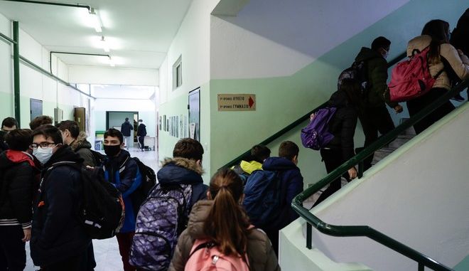 Άνοιγμα σχολείων με περισσότερα τεστ - Ερχονται τα φάρμακα για τον κορονοϊό