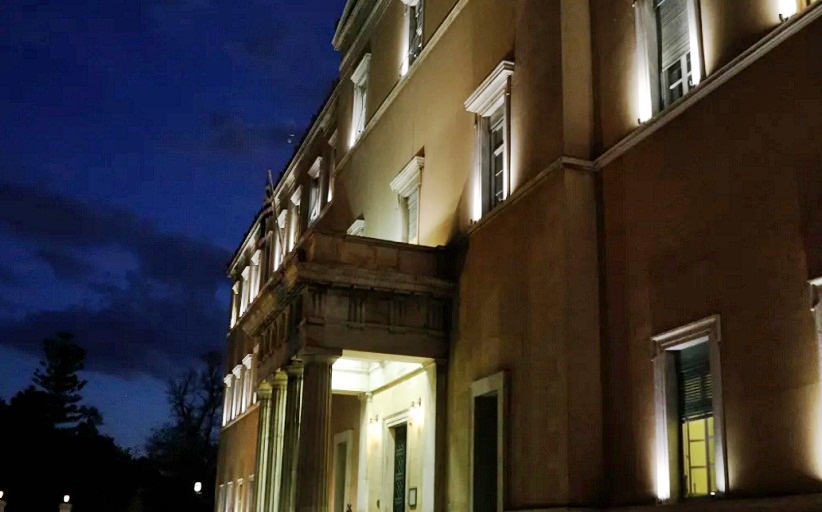 Λίστα «Πέτσα»: Χαμός στη Βουλή με μετωπικές...