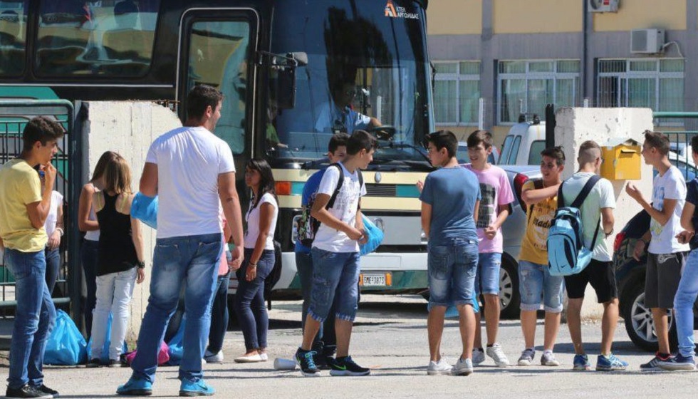 Χαλάρωση Μέτρων: Ξεκινούν πάλι οι σχολικές εκδρομές - Στο στο 50% οι φίλαθλοι στα γήπεδα