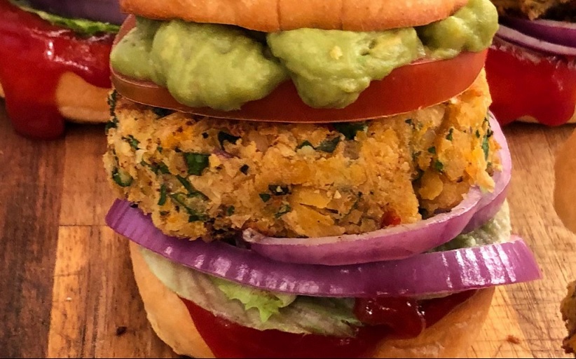 Νηστίσιμο Burger Με Μπιφτέκι Ρεβυθιού και Αβοκάντο